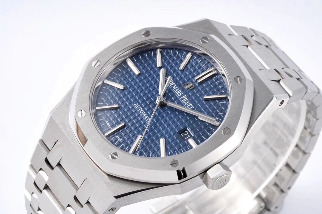 ZF Factory 2025'in iddialı çalışması: Audemars Piguet Royal Oak 15400 V2, tek parça mekanizmasıyla göz kamaştırıyor! — 6. fotoğraf