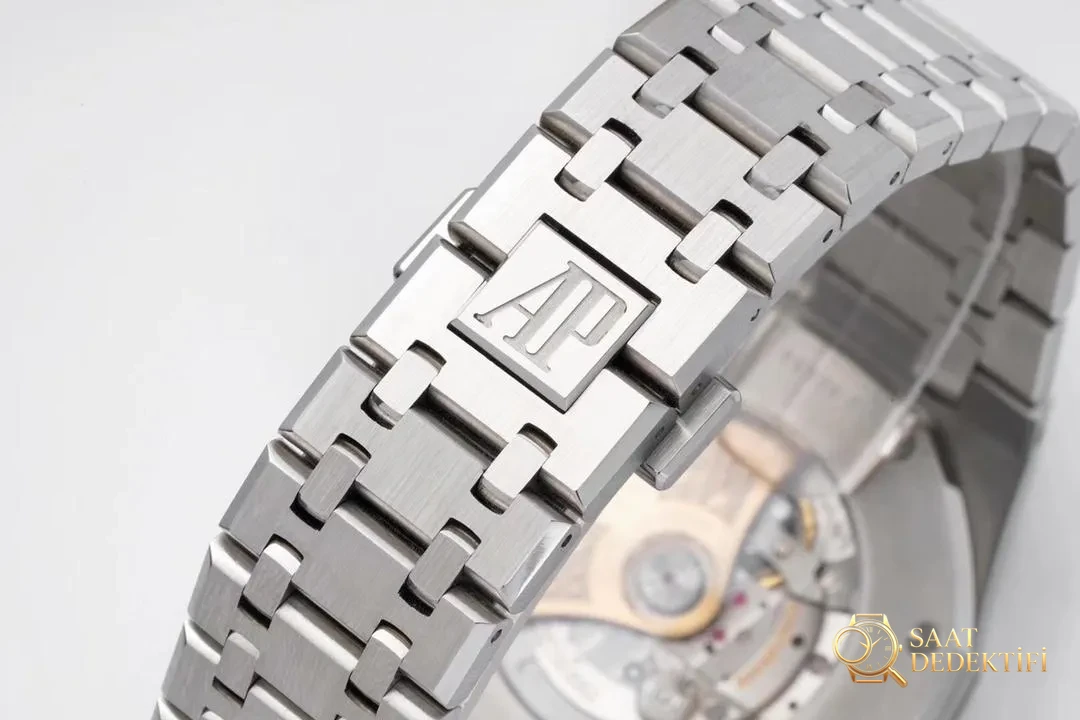 ZF Factory 2025'in iddialı çalışması: Audemars Piguet Royal Oak 15400 V2, tek parça mekanizmasıyla göz kamaştırıyor! - görsel 9