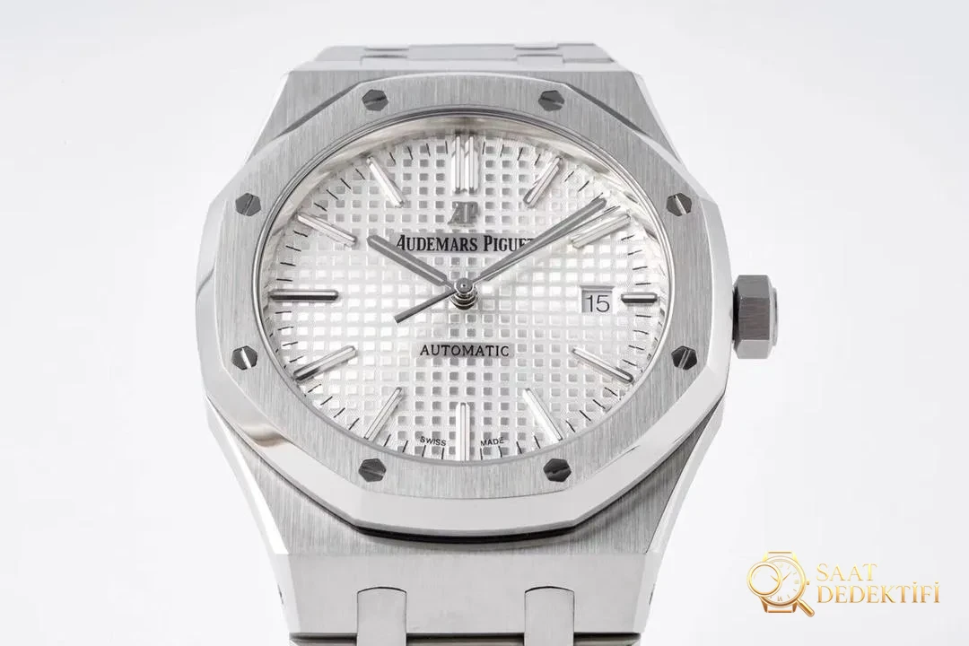 ZF Factory 2025'in iddialı çalışması: Audemars Piguet Royal Oak 15400 V2, tek parça mekanizmasıyla göz kamaştırıyor! - görsel 11