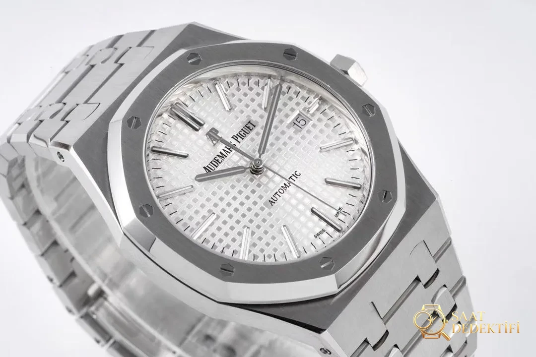 ZF Factory 2025'in iddialı çalışması: Audemars Piguet Royal Oak 15400 V2, tek parça mekanizmasıyla göz kamaştırıyor! - görsel 12