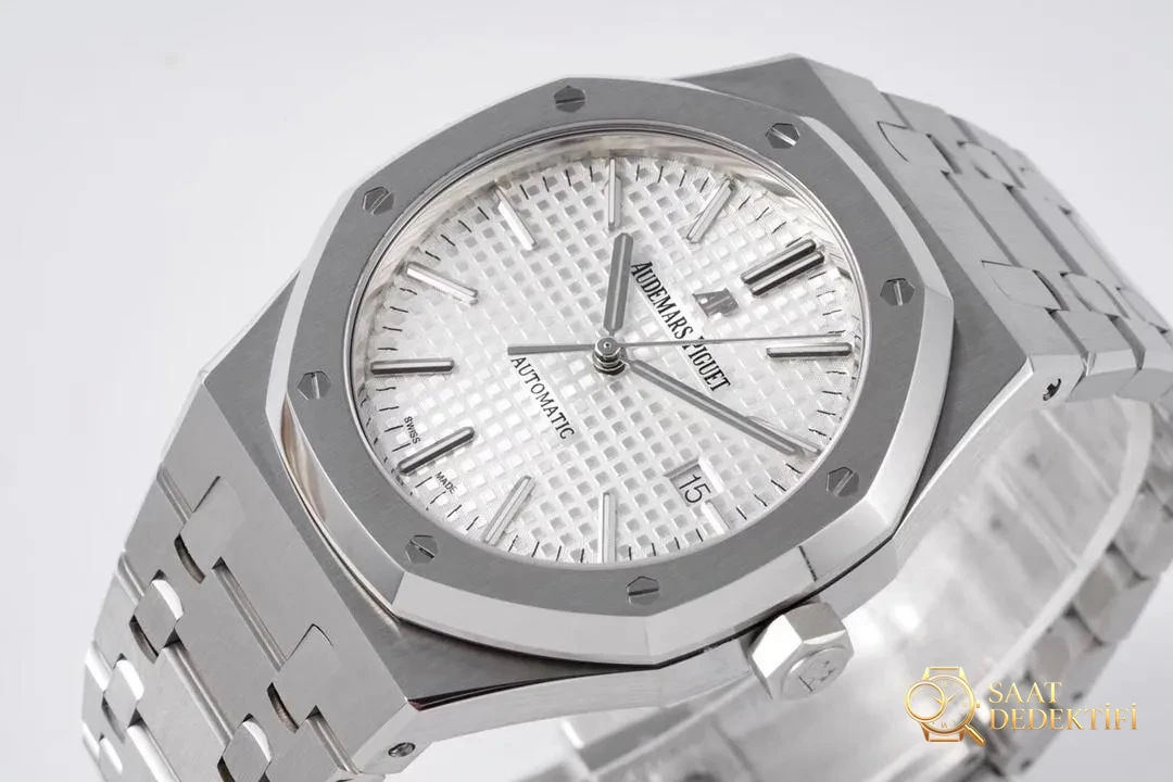 ZF Factory 2025'in iddialı çalışması: Audemars Piguet Royal Oak 15400 V2, tek parça mekanizmasıyla göz kamaştırıyor! - görsel 15