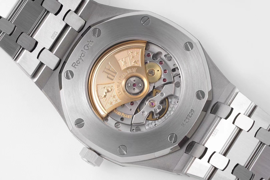 ZF Factory 2025'in iddialı çalışması: Audemars Piguet Royal Oak 15400 V2, tek parça mekanizmasıyla göz kamaştırıyor! — 17. fotoğraf