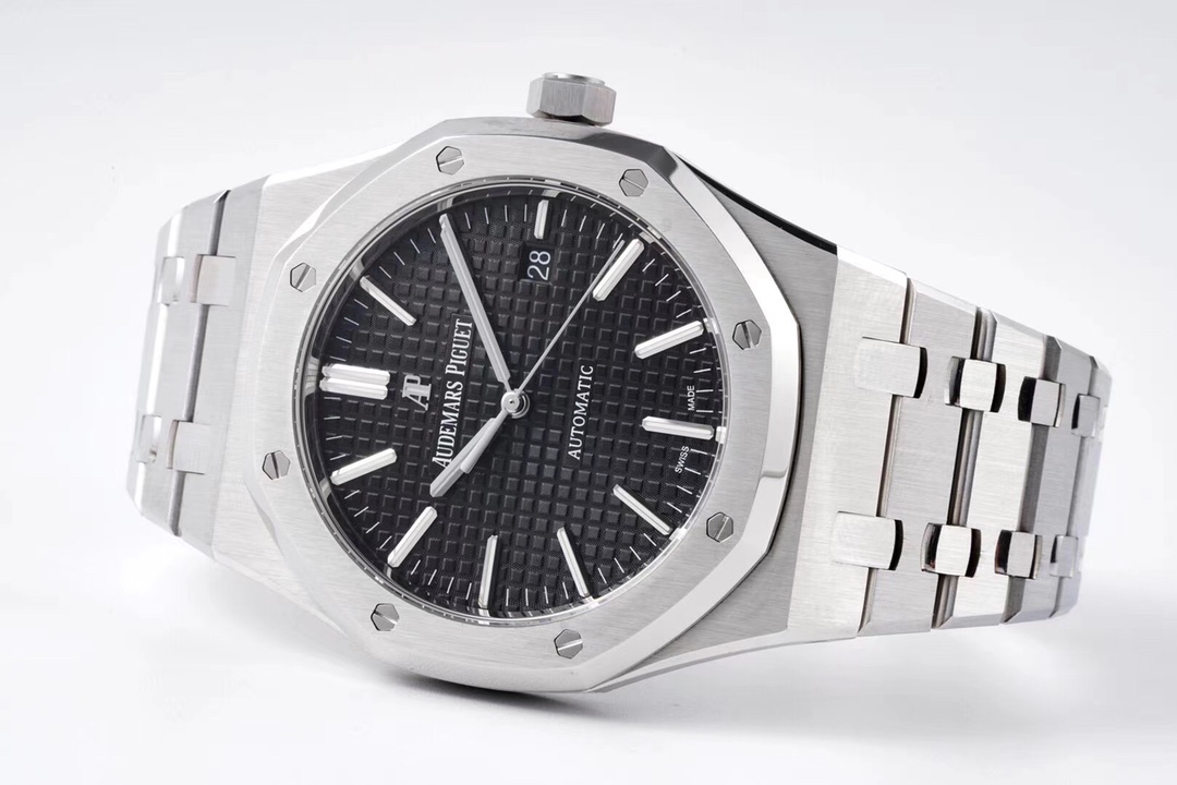ZF Factory 2025'in iddialı çalışması: Audemars Piguet Royal Oak 15400 V2, tek parça mekanizmasıyla göz kamaştırıyor! — 21. fotoğraf