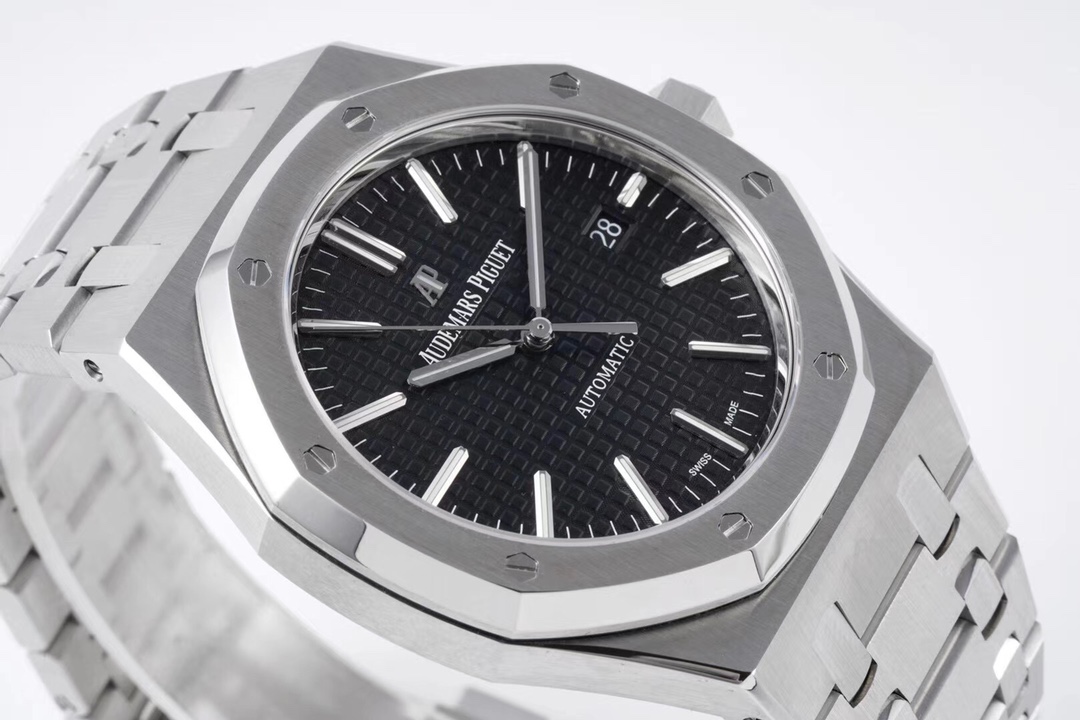 ZF Factory 2025'in iddialı çalışması: Audemars Piguet Royal Oak 15400 V2, tek parça mekanizmasıyla göz kamaştırıyor! — 22. fotoğraf