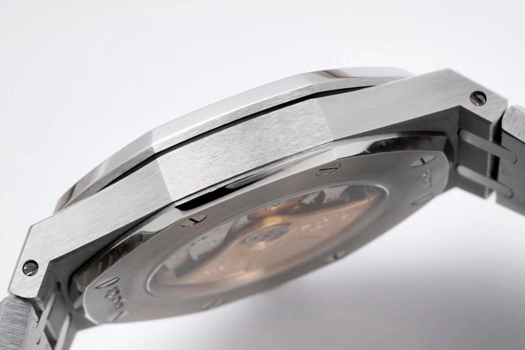 ZF Factory 2025'in iddialı çalışması: Audemars Piguet Royal Oak 15400 V2, tek parça mekanizmasıyla göz kamaştırıyor! — 24. fotoğraf