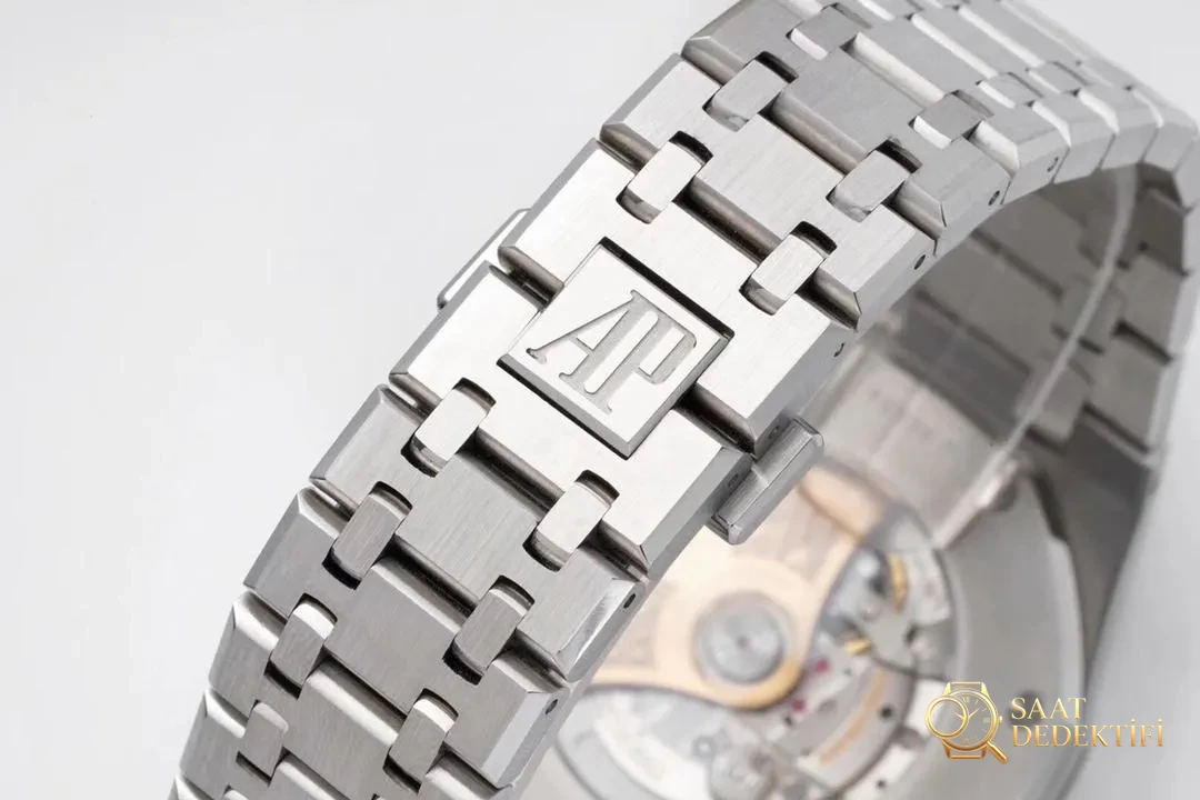 ZF Factory 2025'in iddialı çalışması: Audemars Piguet Royal Oak 15400 V2, tek parça mekanizmasıyla göz kamaştırıyor! - görsel 26