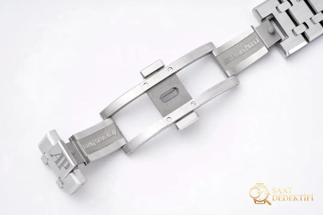 ZF Factory 2025'in iddialı çalışması: Audemars Piguet Royal Oak 15400 V2, tek parça mekanizmasıyla göz kamaştırıyor! - görsel 27