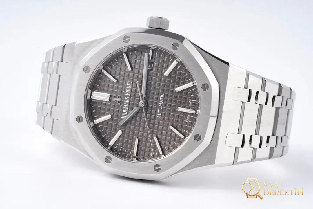 ZF Factory 2025'in iddialı çalışması: Audemars Piguet Royal Oak 15400 V2, tek parça mekanizmasıyla göz kamaştırıyor! - görsel 29