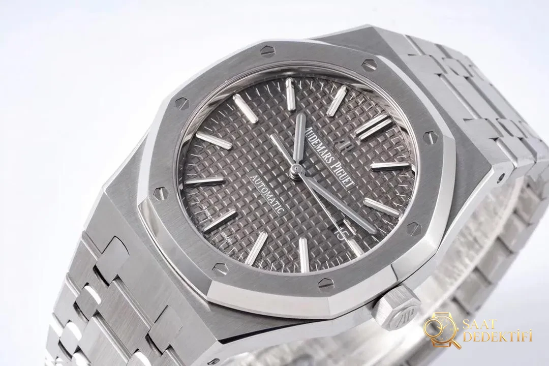 ZF Factory 2025'in iddialı çalışması: Audemars Piguet Royal Oak 15400 V2, tek parça mekanizmasıyla göz kamaştırıyor! - görsel 30