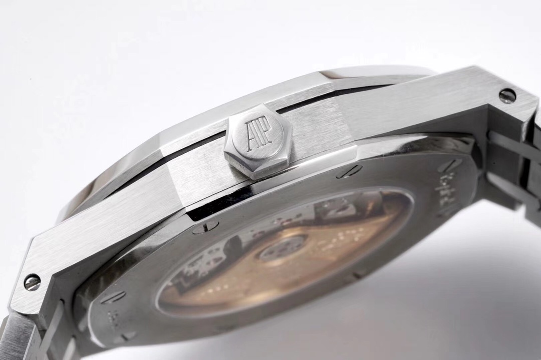 ZF Factory 2025'in iddialı çalışması: Audemars Piguet Royal Oak 15400 V2, tek parça mekanizmasıyla göz kamaştırıyor! — 32. fotoğraf