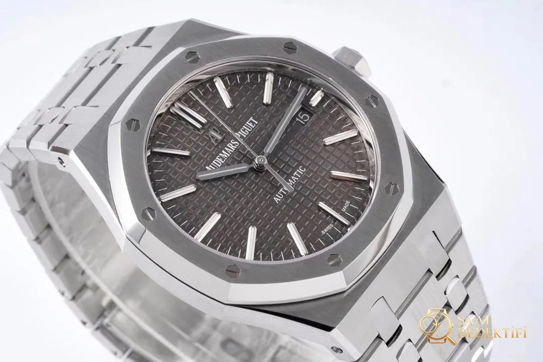 ZF Factory 2025'in iddialı çalışması: Audemars Piguet Royal Oak 15400 V2, tek parça mekanizmasıyla göz kamaştırıyor! - görsel 33