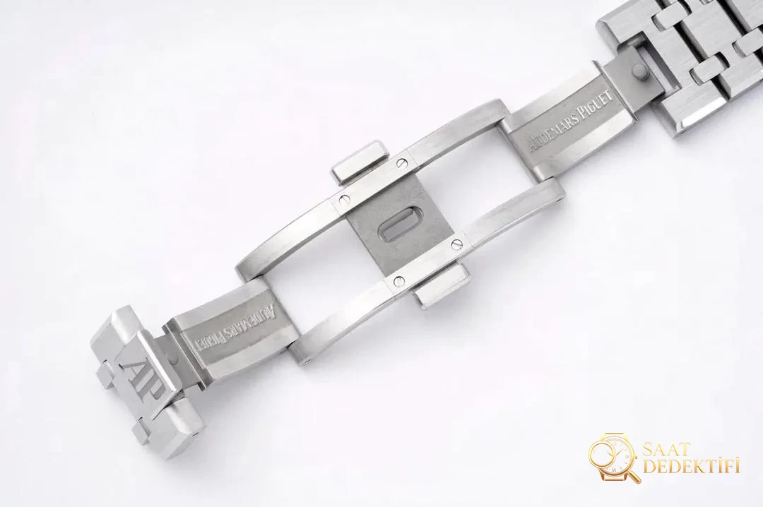 ZF Factory 2025'in iddialı çalışması: Audemars Piguet Royal Oak 15400 V2, tek parça mekanizmasıyla göz kamaştırıyor! - görsel 35