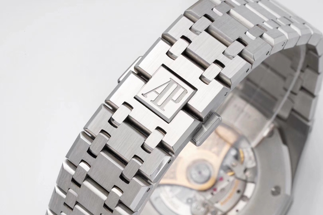 ZF Factory 2025'in iddialı çalışması: Audemars Piguet Royal Oak 15400 V2, tek parça mekanizmasıyla göz kamaştırıyor! — 37. fotoğraf