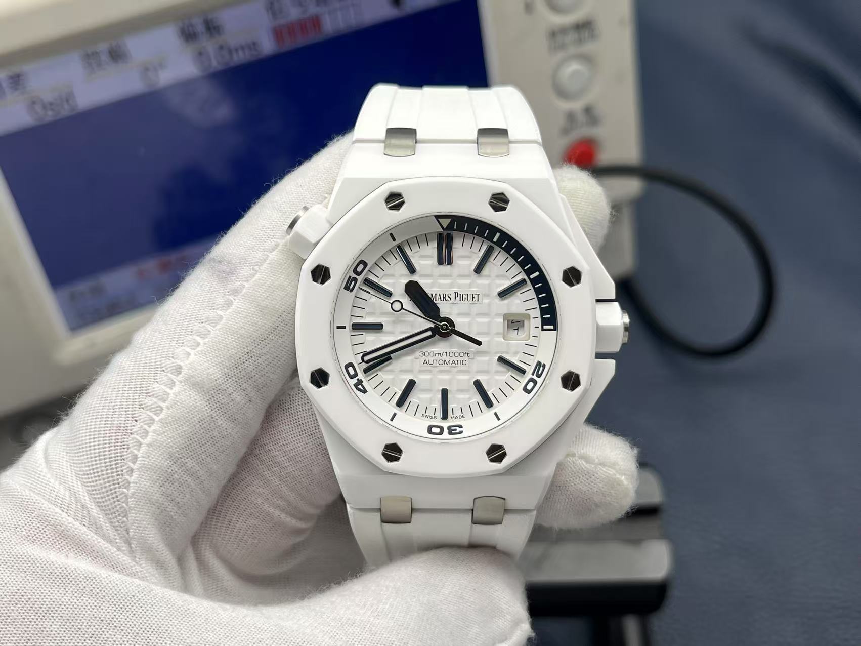 ZF Factory 2025'in iddialı çalışması, çığır açan seramik işçiliğiyle klasiği yeniden yorumluyor — Audemars Piguet Royal Oak Offshore 15707 serisi replika saat, piyasanın en üst donanımlı versiyonu sayılabilir ve dalış sporu saatlerine siyah-beyaz sanatın yeni ruhunu katıyor. — 2. fotoğraf