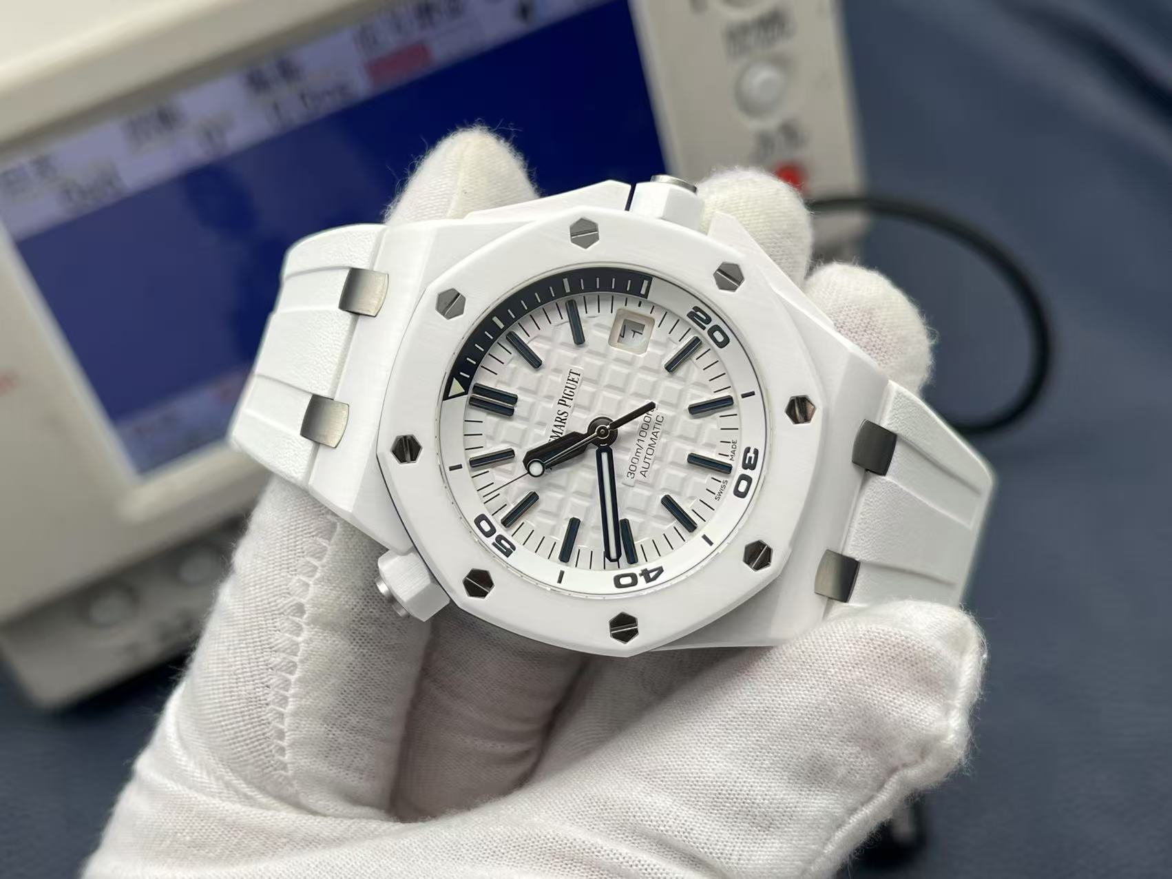 ZF Factory 2025'in iddialı çalışması, çığır açan seramik işçiliğiyle klasiği yeniden yorumluyor — Audemars Piguet Royal Oak Offshore 15707 serisi replika saat, piyasanın en üst donanımlı versiyonu sayılabilir ve dalış sporu saatlerine siyah-beyaz sanatın yeni ruhunu katıyor. — 4. fotoğraf