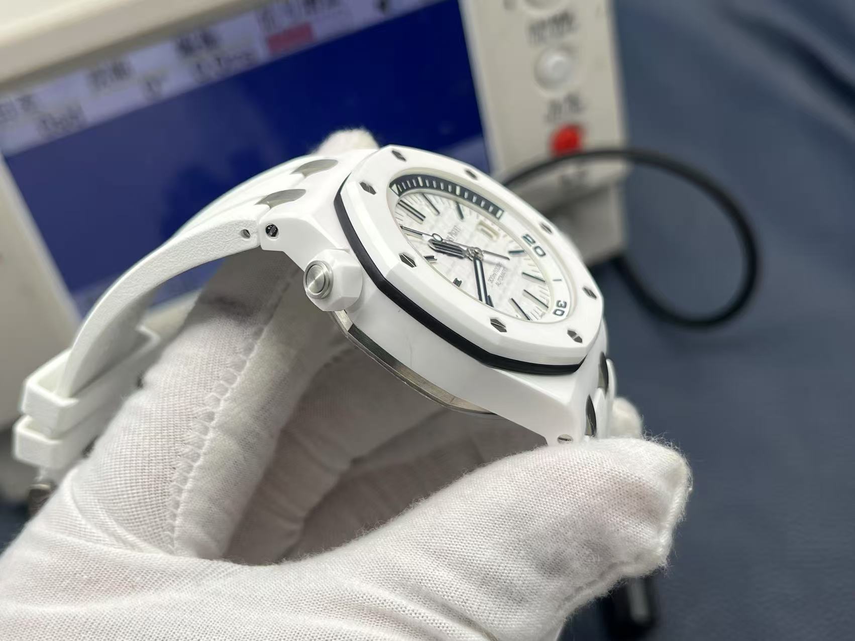ZF Factory 2025'in iddialı çalışması, çığır açan seramik işçiliğiyle klasiği yeniden yorumluyor — Audemars Piguet Royal Oak Offshore 15707 serisi replika saat, piyasanın en üst donanımlı versiyonu sayılabilir ve dalış sporu saatlerine siyah-beyaz sanatın yeni ruhunu katıyor. — 7. fotoğraf