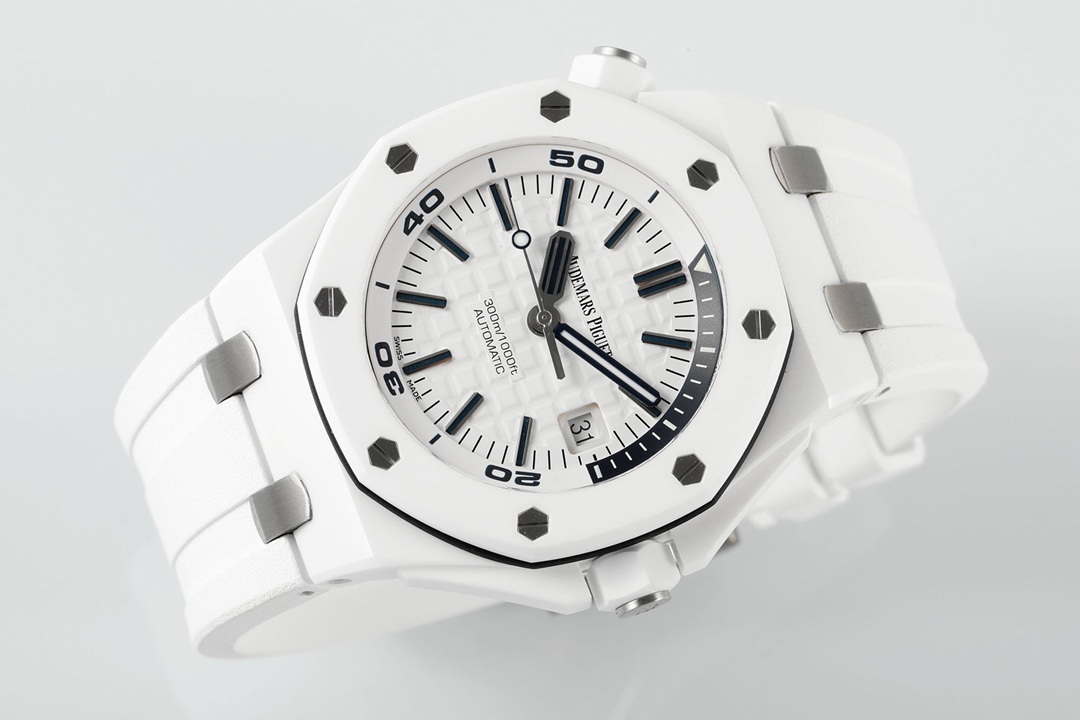 ZF Factory 2025'in iddialı çalışması, çığır açan seramik işçiliğiyle klasiği yeniden yorumluyor — Audemars Piguet Royal Oak Offshore 15707 serisi replika saat, piyasanın en üst donanımlı versiyonu sayılabilir ve dalış sporu saatlerine siyah-beyaz sanatın yeni ruhunu katıyor. — 12. fotoğraf