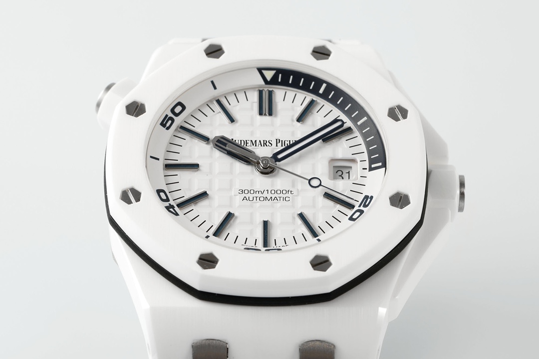 ZF Factory 2025'in iddialı çalışması, çığır açan seramik işçiliğiyle klasiği yeniden yorumluyor — Audemars Piguet Royal Oak Offshore 15707 serisi replika saat, piyasanın en üst donanımlı versiyonu sayılabilir ve dalış sporu saatlerine siyah-beyaz sanatın yeni ruhunu katıyor. — 13. fotoğraf
