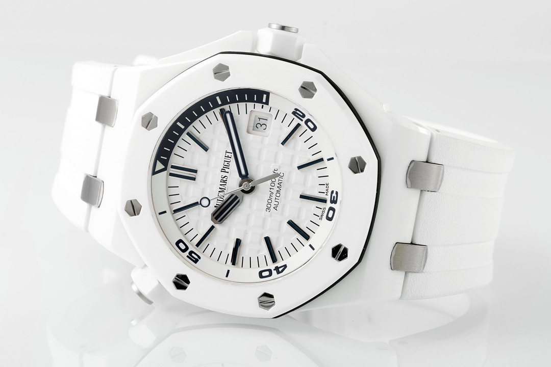 ZF Factory 2025'in iddialı çalışması, çığır açan seramik işçiliğiyle klasiği yeniden yorumluyor — Audemars Piguet Royal Oak Offshore 15707 serisi replika saat, piyasanın en üst donanımlı versiyonu sayılabilir ve dalış sporu saatlerine siyah-beyaz sanatın yeni ruhunu katıyor. — 14. fotoğraf