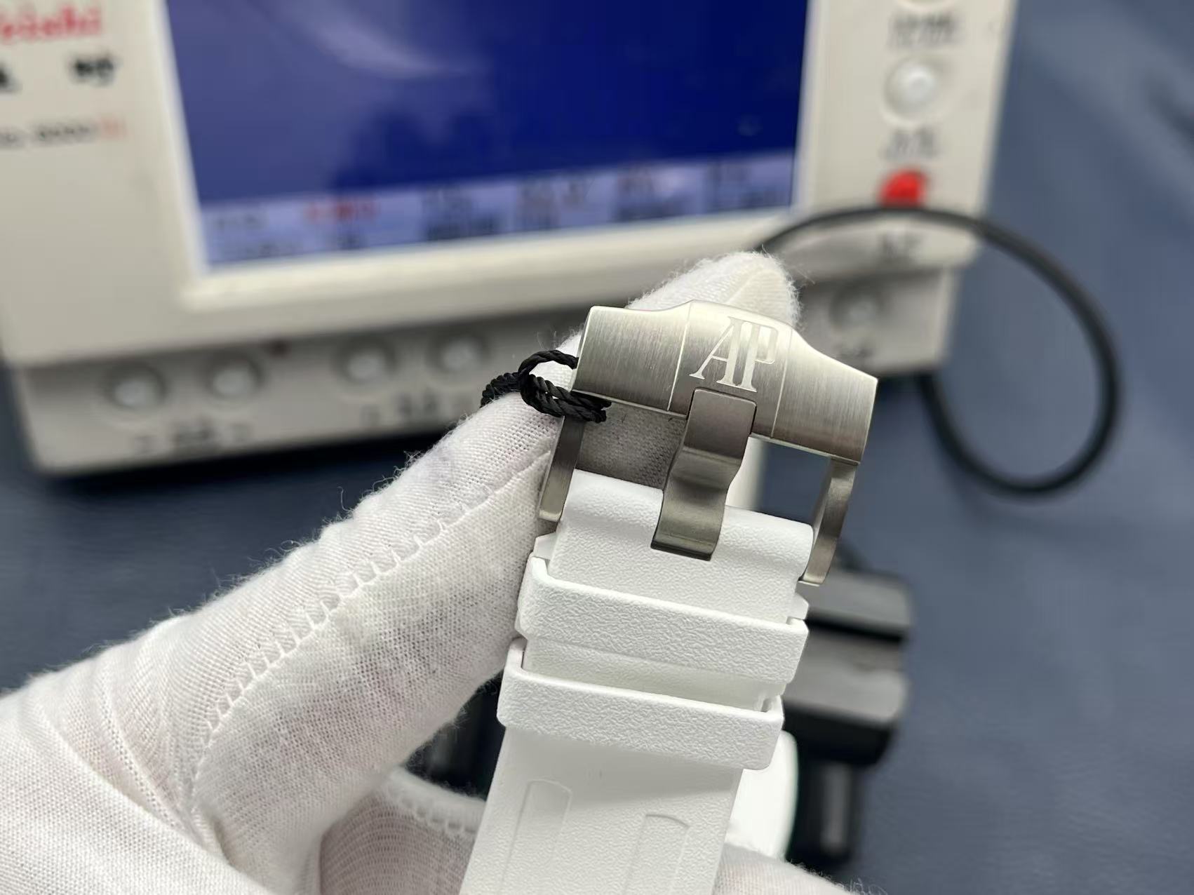 ZF Factory 2025'in iddialı çalışması, çığır açan seramik işçiliğiyle klasiği yeniden yorumluyor — Audemars Piguet Royal Oak Offshore 15707 serisi replika saat, piyasanın en üst donanımlı versiyonu sayılabilir ve dalış sporu saatlerine siyah-beyaz sanatın yeni ruhunu katıyor. — 15. fotoğraf
