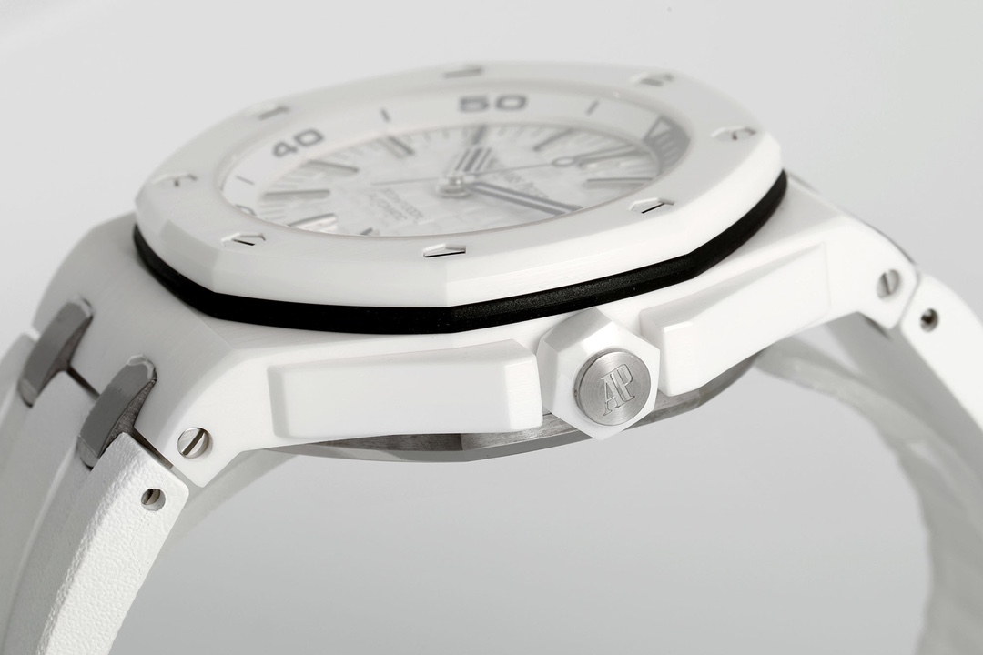 ZF Factory 2025'in iddialı çalışması, çığır açan seramik işçiliğiyle klasiği yeniden yorumluyor — Audemars Piguet Royal Oak Offshore 15707 serisi replika saat, piyasanın en üst donanımlı versiyonu sayılabilir ve dalış sporu saatlerine siyah-beyaz sanatın yeni ruhunu katıyor. — 17. fotoğraf