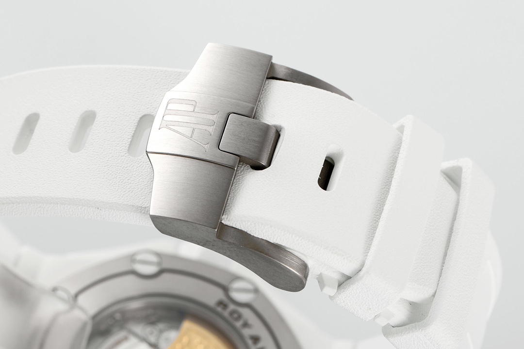 ZF Factory 2025'in iddialı çalışması, çığır açan seramik işçiliğiyle klasiği yeniden yorumluyor — Audemars Piguet Royal Oak Offshore 15707 serisi replika saat, piyasanın en üst donanımlı versiyonu sayılabilir ve dalış sporu saatlerine siyah-beyaz sanatın yeni ruhunu katıyor. — 18. fotoğraf