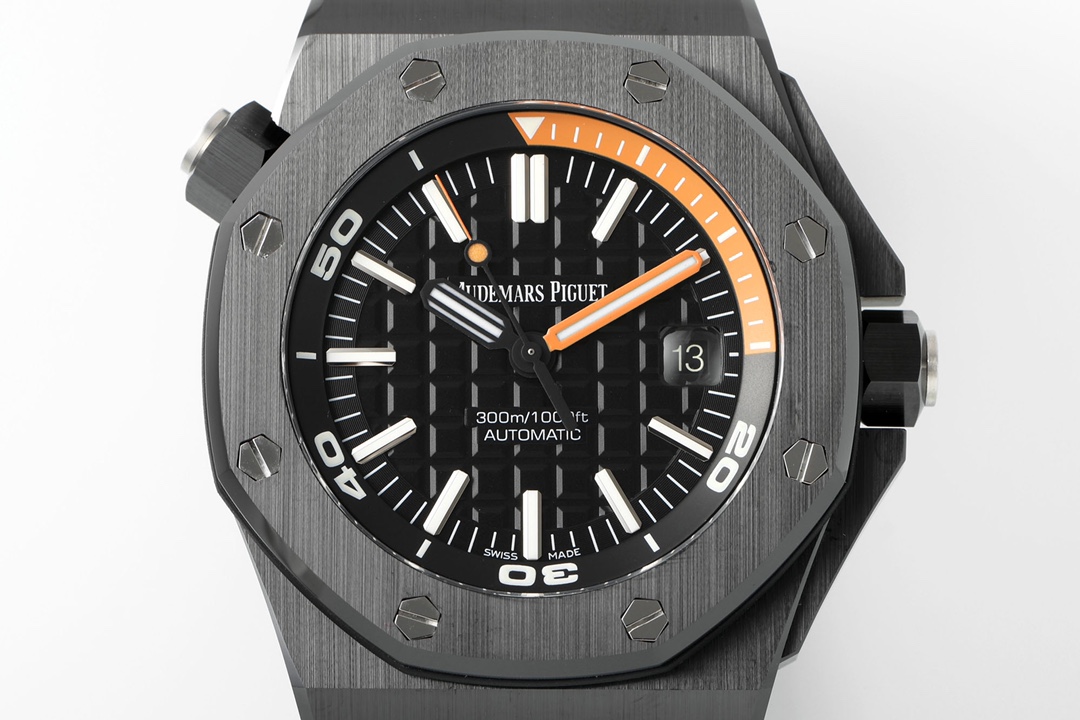 ZF Factory 2025'in iddialı çalışması, çığır açan seramik işçiliğiyle klasiği yeniden yorumluyor — Audemars Piguet Royal Oak Offshore 15707 serisi replika saat, piyasanın en üst donanımlı versiyonu sayılabilir ve dalış sporu saatlerine siyah-beyaz sanatın yeni ruhunu katıyor. — 20. fotoğraf