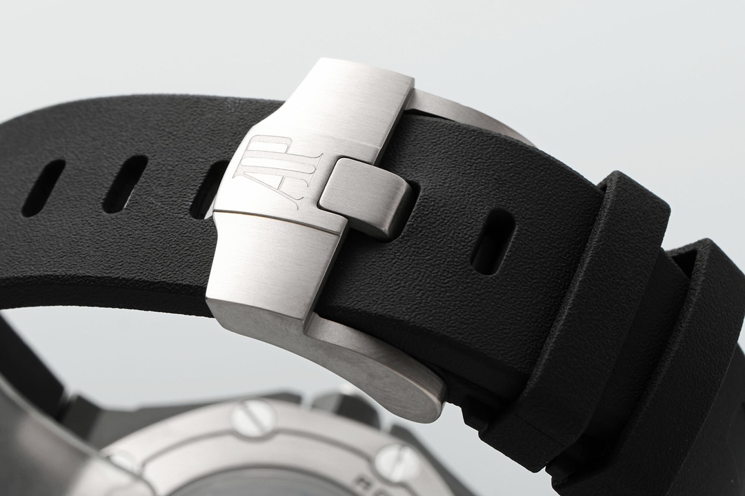 ZF Factory 2025'in iddialı çalışması, çığır açan seramik işçiliğiyle klasiği yeniden yorumluyor — Audemars Piguet Royal Oak Offshore 15707 serisi replika saat, piyasanın en üst donanımlı versiyonu sayılabilir ve dalış sporu saatlerine siyah-beyaz sanatın yeni ruhunu katıyor. — 24. fotoğraf
