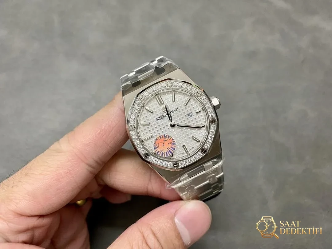 ZF Factory Audemars Piguet 67651 kuvars kadın saatinin kalitesi nasıl? - Arka Kapak ve Mekanizma Detayı