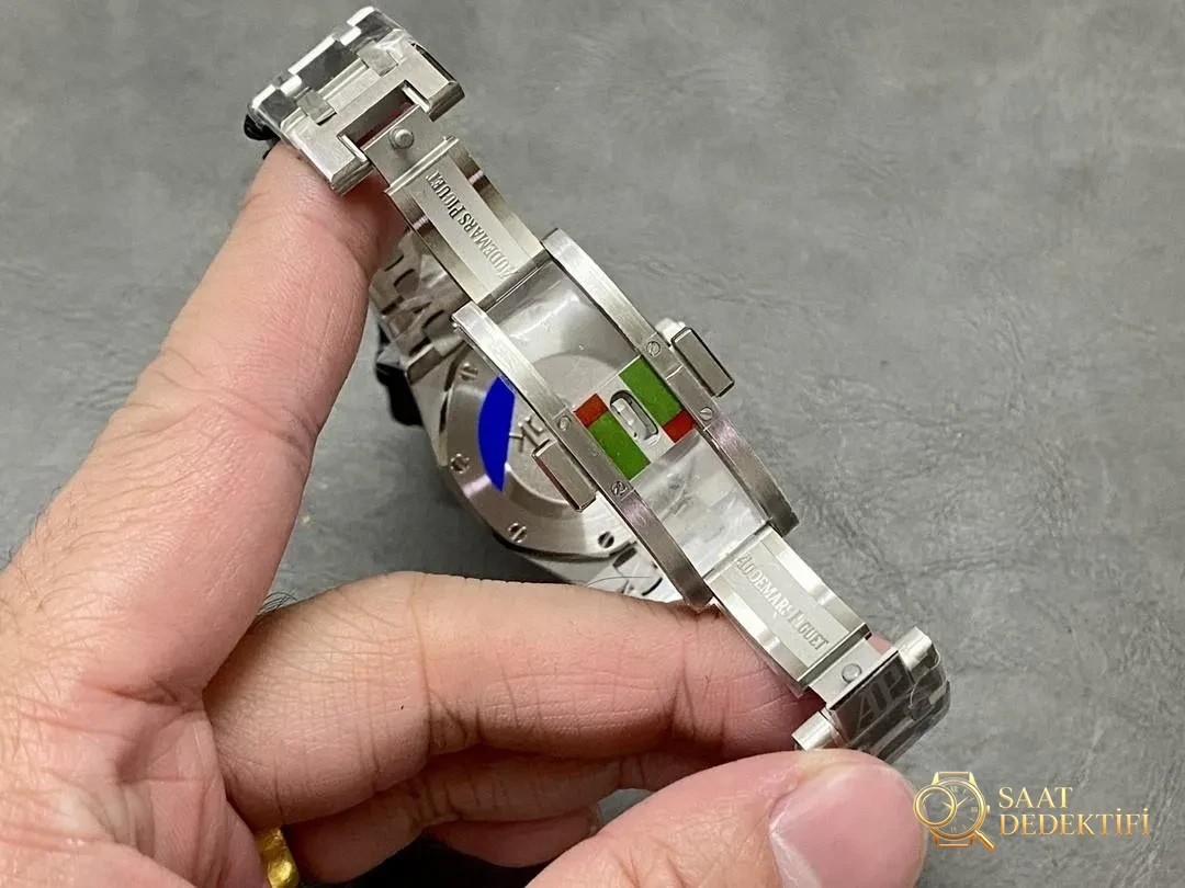 ZF Factory Audemars Piguet 67651 kuvars kadın saatinin kalitesi nasıl? - Fosfor ve Super-LumiNova Gece Görünümü