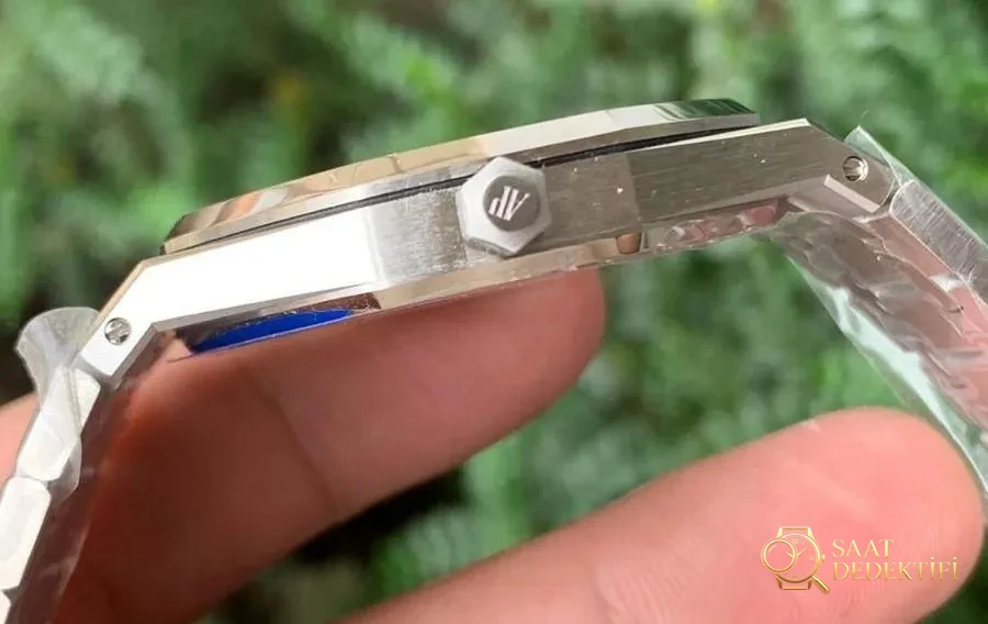 ZF Factory Audemars Piguet Royal Oak 15202 saatinin işçiliği nasıl? - Arka Kapak ve Mekanizma Detayı