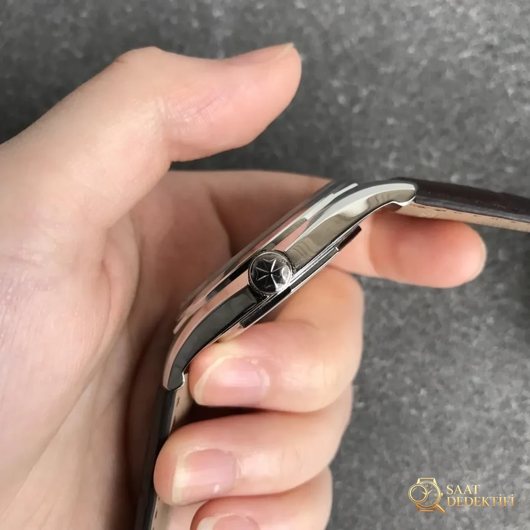 ZF Factory Fiftysix serisi 4500E Vacheron Constantin üç ibreli saatin işçiliği nasıl? - Kasa Profili ve Kurma Kolu İncelemesi