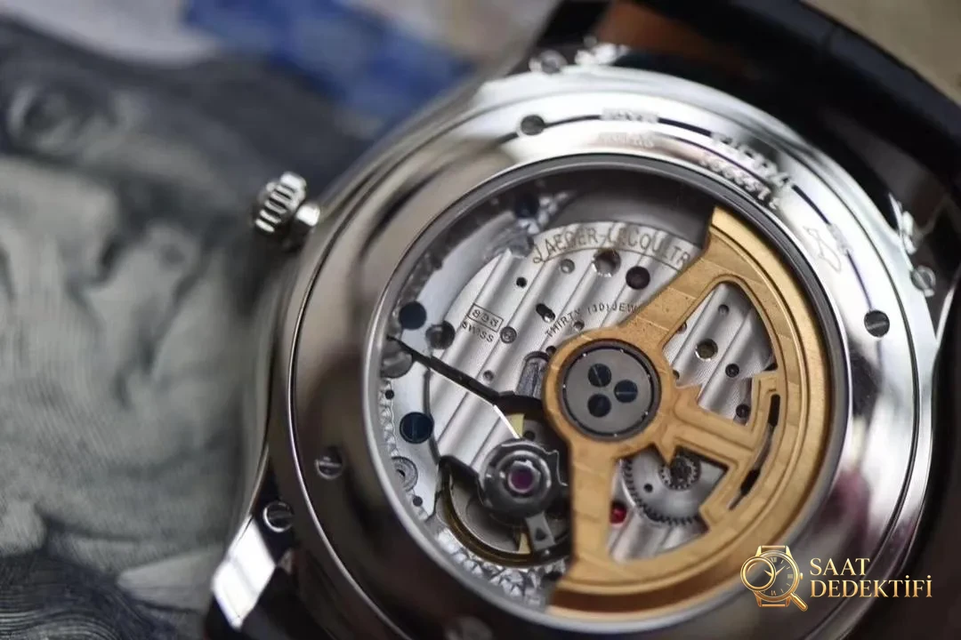 ZF Factory ile FK Factory karşılaştırması: Jaeger-LeCoultre Master Ultra Thin klasik saat, hangisi daha iyi? - Arka Kapak ve Mekanizma Detayı