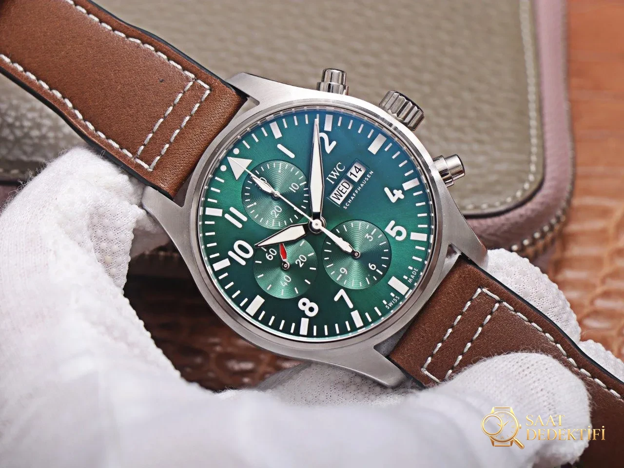 ZF Factory IWC Pilot kronograf IWC377726 serisi yeşil kadranlı replika saatin işçiliği nasıl? - Arka Kapak ve Mekanizma Detayı