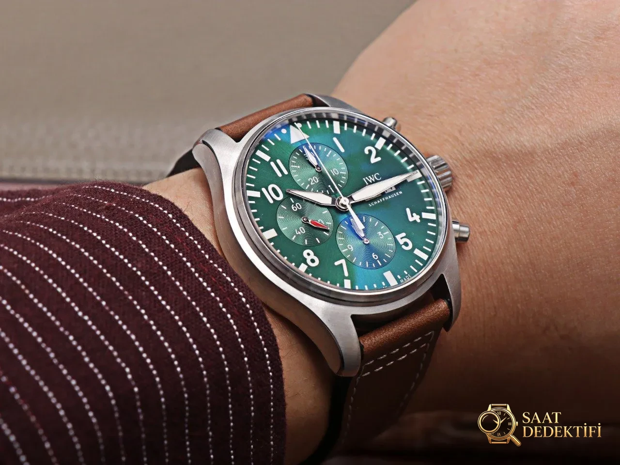 ZF Factory IWC Pilot kronograf IWC377726 serisi yeşil kadranlı replika saatin işçiliği nasıl? - Yan Profil ve Kordon Bağlantısı
