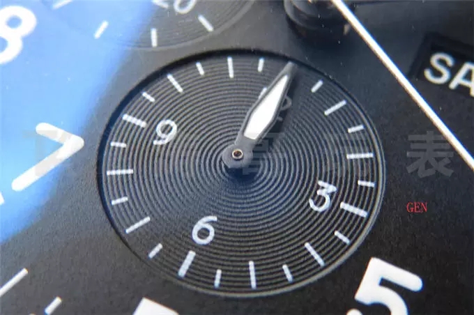 ZF Factory IWC Pilot serisi IW377704 Le Petit Prince özel versiyon kronograf replika saat gerçek-replika karşılaştırması ve orijinal incelemesi — 14. fotoğraf