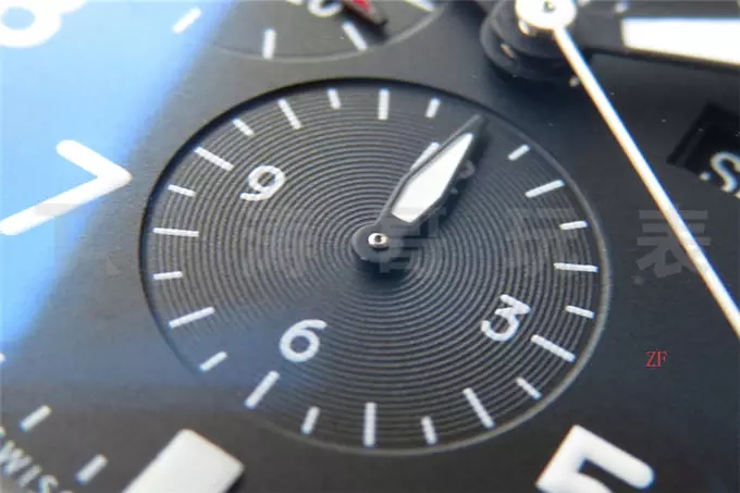 ZF Factory IWC Pilot serisi IW377704 Le Petit Prince özel versiyon kronograf replika saat gerçek-replika karşılaştırması ve orijinal incelemesi — 15. fotoğraf