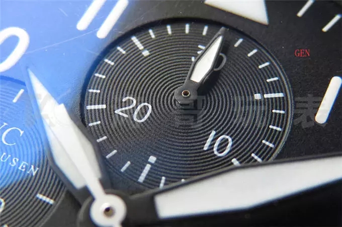 ZF Factory IWC Pilot serisi IW377704 Le Petit Prince özel versiyon kronograf replika saat gerçek-replika karşılaştırması ve orijinal incelemesi — 18. fotoğraf