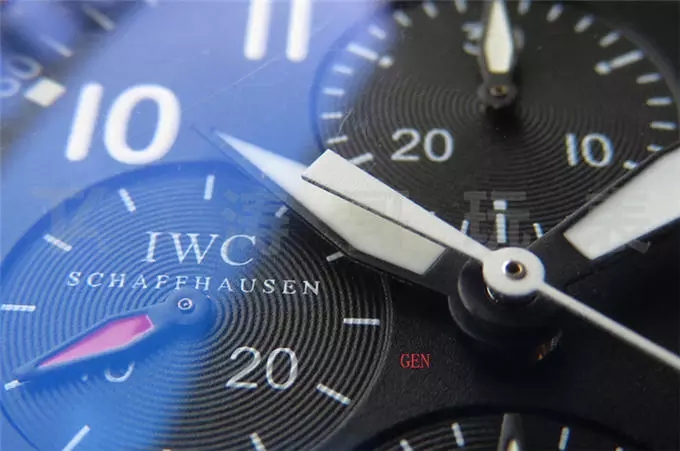 ZF Factory IWC Pilot serisi IW377704 Le Petit Prince özel versiyon kronograf replika saat gerçek-replika karşılaştırması ve orijinal incelemesi — 20. fotoğraf