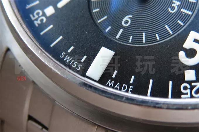 ZF Factory IWC Pilot serisi IW377704 Le Petit Prince özel versiyon kronograf replika saat gerçek-replika karşılaştırması ve orijinal incelemesi — 22. fotoğraf