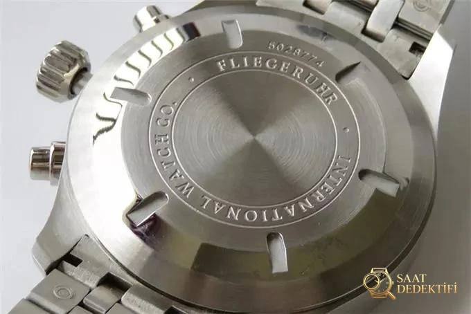 ZF Factory IWC Pilot serisi IW377704 Le Petit Prince özel versiyon kronograf replika saat gerçek-replika karşılaştırması ve orijinal incelemesi - Kasa Arka Yivleri ve Sızdırmazlık Contası