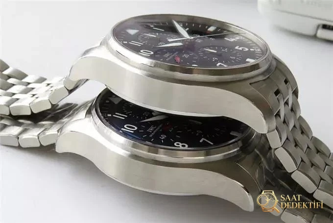 ZF Factory IWC Pilot serisi IW377704 Le Petit Prince özel versiyon kronograf replika saat gerçek-replika karşılaştırması ve orijinal incelemesi - Bezel Rakam Oyukları Platin Dolgusu