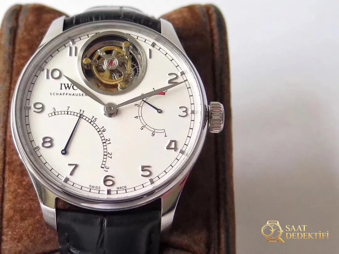ZF Factory IWC Portugieser 12 Pozisyon Tourbillon Flyback Takvim Gerçek Güç Rezervi Göstergesi 44 mm Replika Saat İncelemesi - Arka Kapak Gravür ve Seri Numarası