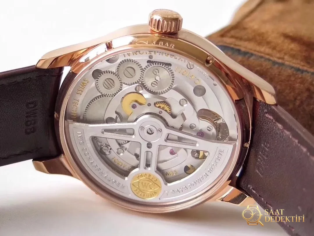 ZF Factory IWC Portugieser 12 Pozisyon Tourbillon Flyback Takvim Gerçek Güç Rezervi Göstergesi 44 mm Replika Saat İncelemesi - Safir Kristal Cam Eğimi ve Yansıması