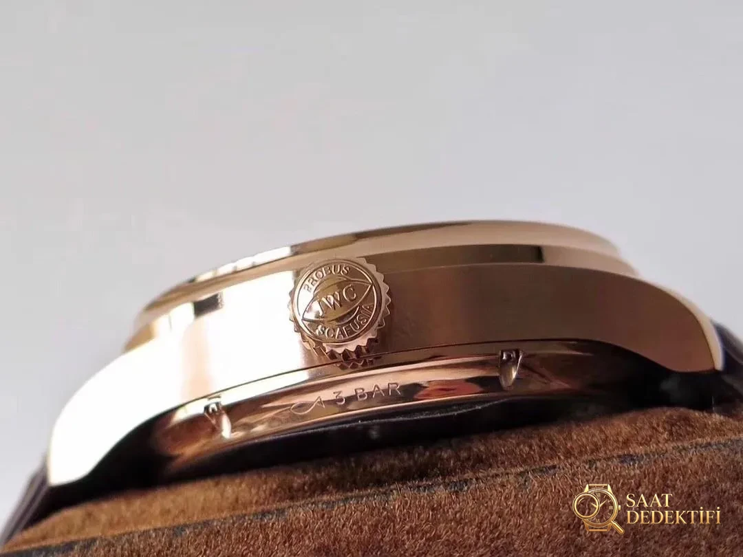 ZF Factory IWC Portugieser 12 Pozisyon Tourbillon Flyback Takvim Gerçek Güç Rezervi Göstergesi 44 mm Replika Saat İncelemesi - Yan Profil Kalınlık ve Ergonomik Kavis