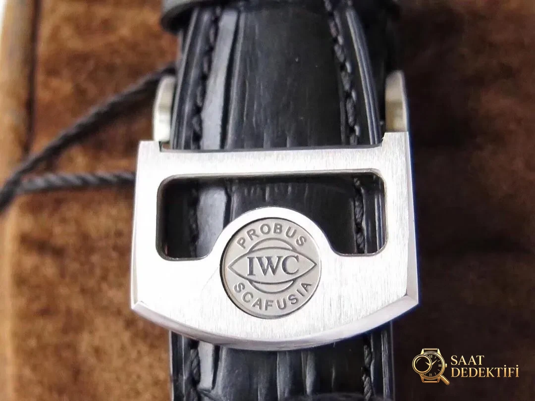 ZF Factory IWC Portugieser 12 Pozisyon Tourbillon Flyback Takvim Gerçek Güç Rezervi Göstergesi 44 mm Replika Saat İncelemesi - Kurma Kolu Yivleri ve Tutuş Dokusu
