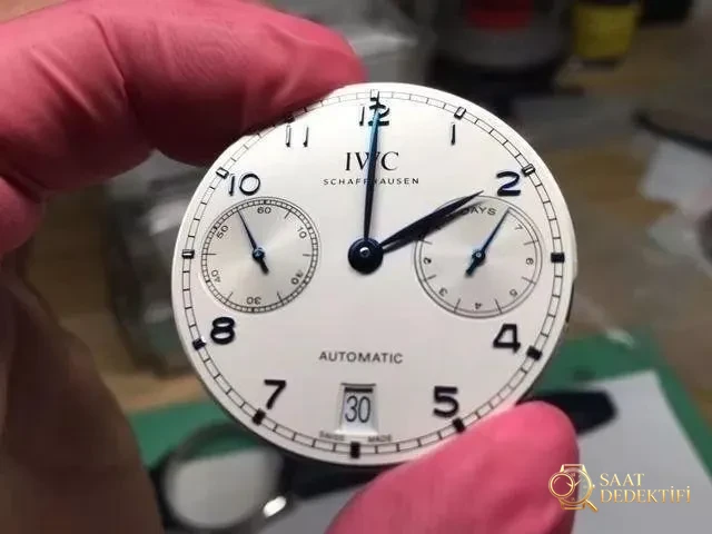 ZF Factory IWC Portugieser Seri 7 mavi akrep-yelkovanlı replika saati hangi seviyede? Orijinaliyle karıştırılabilir mi? - Arka Kapak Gravür ve Seri Numarası