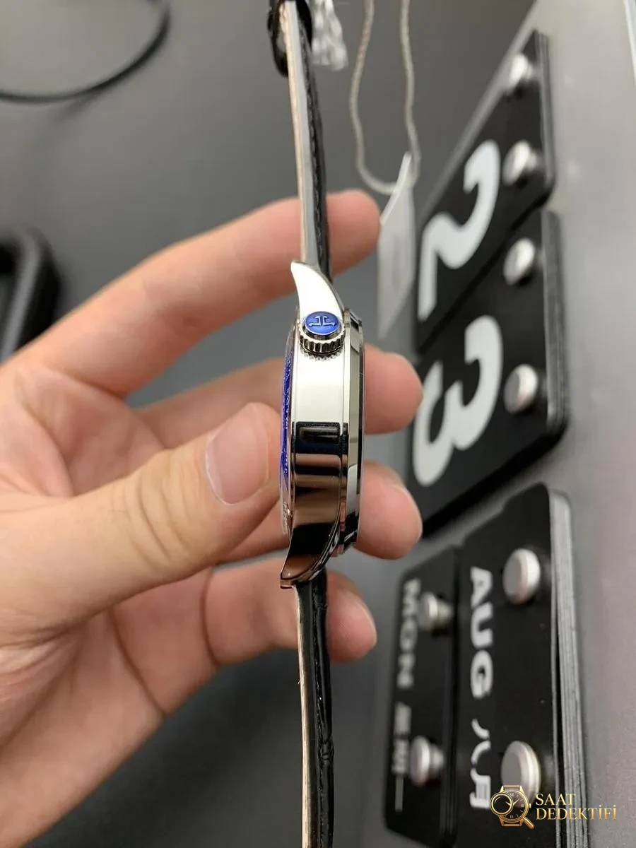 ZF Factory Jaeger-LeCoultre Master Geographic serisi 1428421 kol saati - Arka Kapak ve Mekanizma Detayı