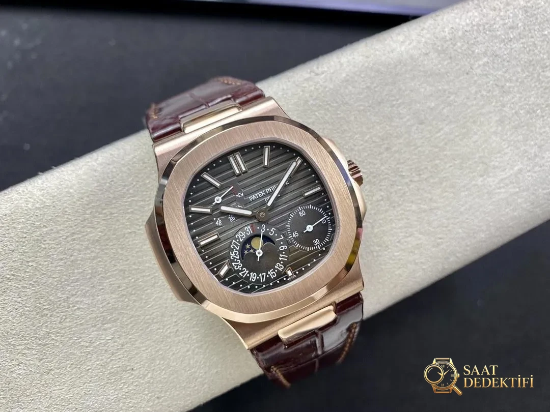 La ZF Factory Patek Nautilus 5712R en or rose sera-t-elle mise à jour avec une véritable réserve de marche ? - Détail de la couverture arrière et du mécanisme
