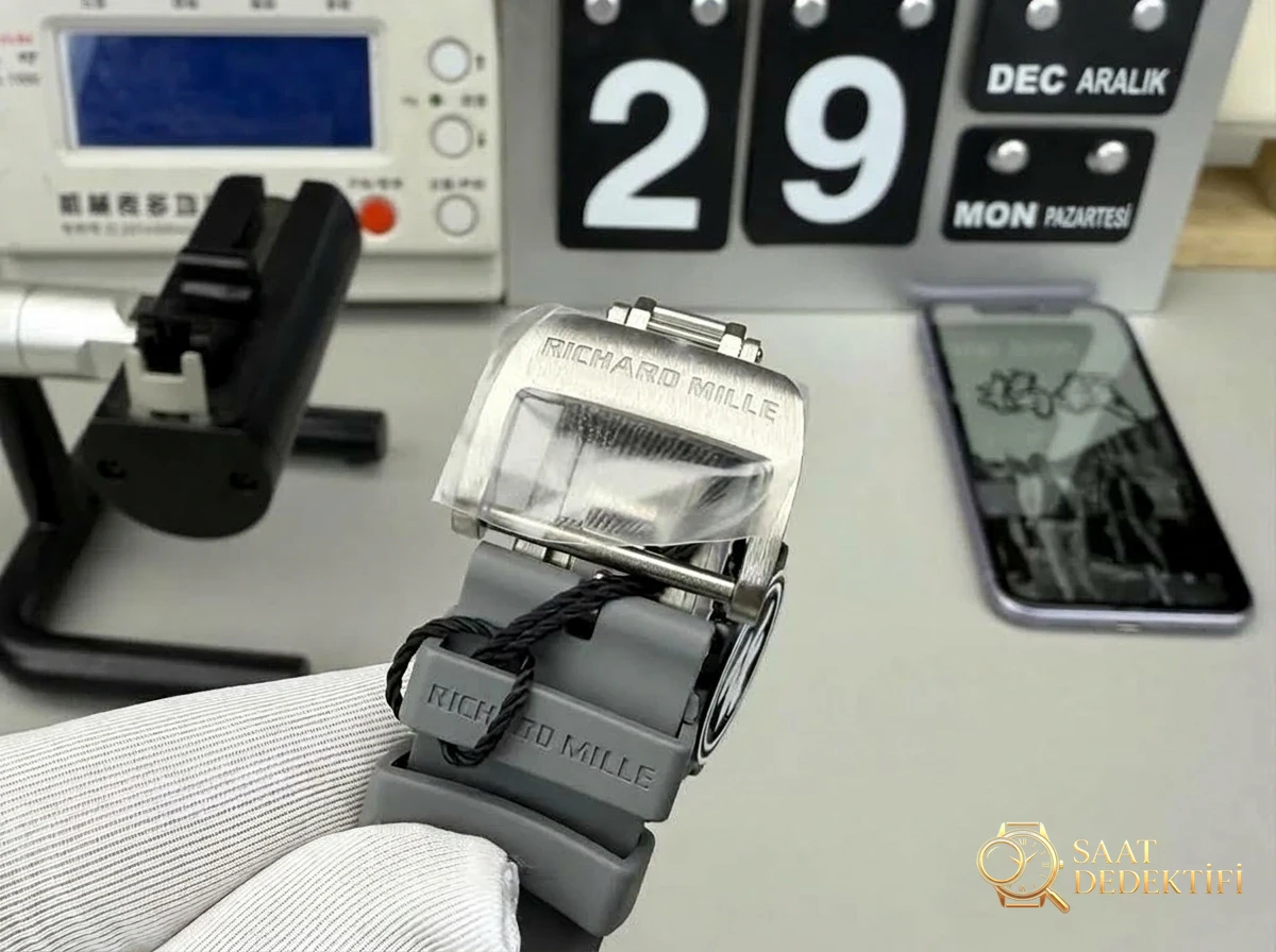 ZF Factory Richard Mille RM055 köpek balığı grisi seramik + titanyum kalitesi nasıl? - Fosfor ve Super-LumiNova Gece Görünümü